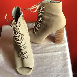 Steve Madden Freemee Grey Nubuck Leather Peep-Toe.